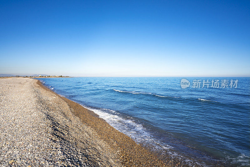 位于西班牙地中海阿尔梅纳拉海滩旁的卡斯特隆的La Llosa海滩